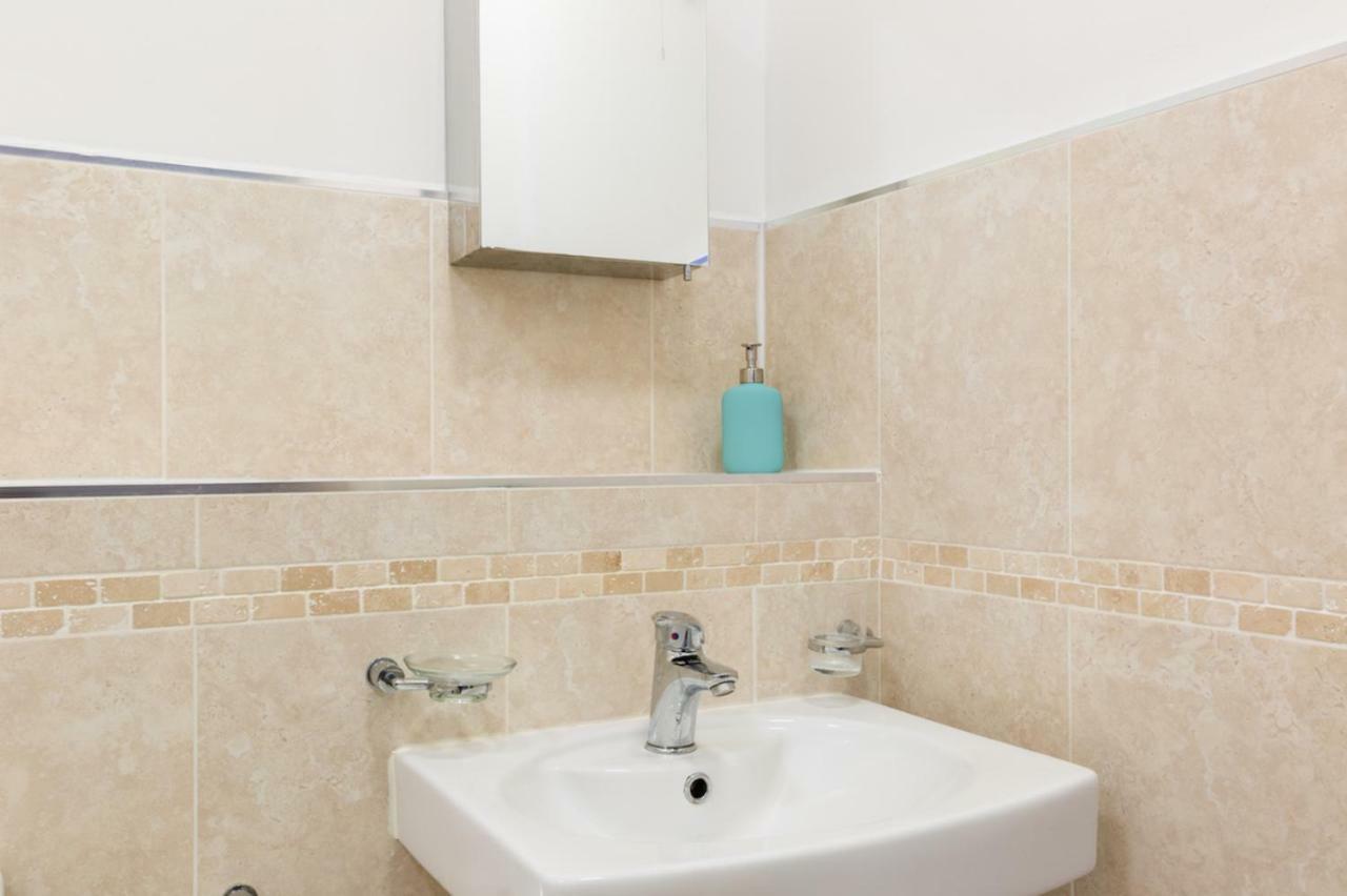 J Quarter - Sleeps 5 Long Term & Families Comfortably, 4 Beds, 2 Bathrooms 버밍엄 외부 사진