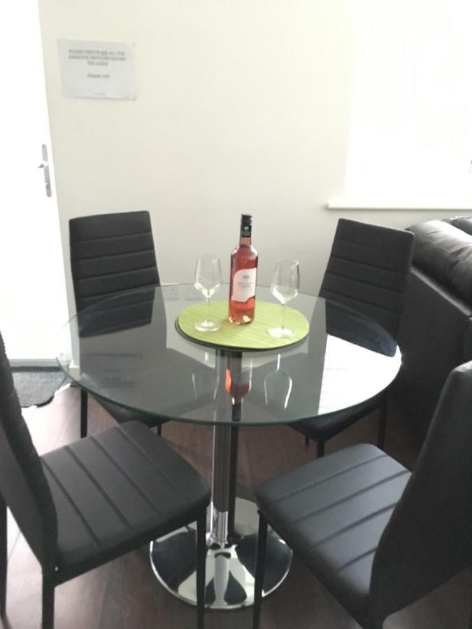 J Quarter - Sleeps 5 Long Term & Families Comfortably, 4 Beds, 2 Bathrooms 버밍엄 외부 사진
